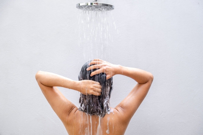 Nên ưu tiên các sản phẩm làm sạch dịu nhẹ, có thành phần tự nhiên, hạn chế để tóc tiếp xúc với hóa chất có tính tẩy rửa mạnh.
