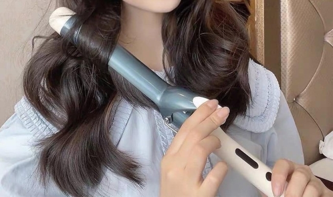 Tóc sau khi uốn, nhuộm thường khá yếu, dễ hư tổn nên cần hạn chế tối đa tiếp xúc với nhiệt độ cao.