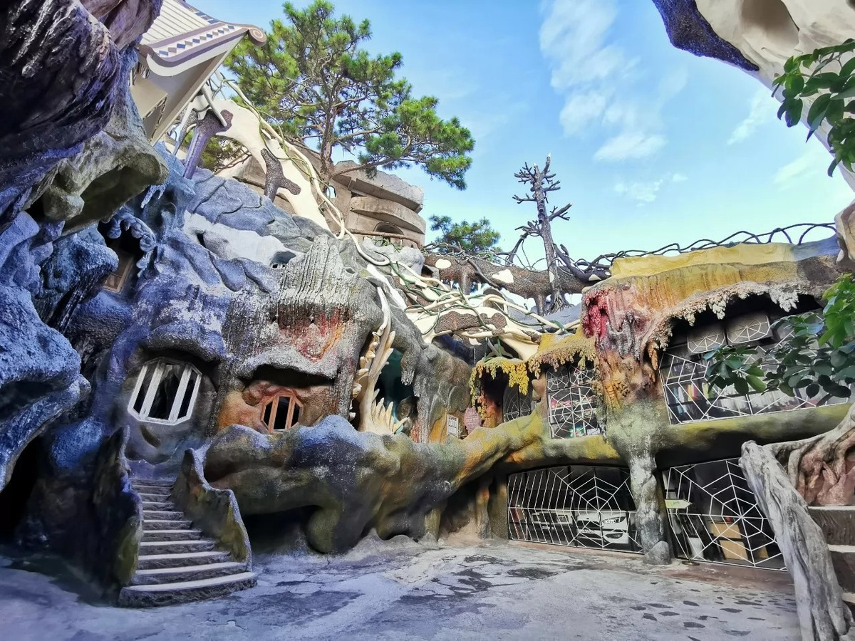 Biệt thự Hằng Nga hay Ngôi nhà quái dị (Crazy House) tọa lạc trên khuôn viên rộng gần 2.000m2 tại TP Đà Lạt là công trình độc đáo của kiến trúc sư Đặng Việt Nga. Ảnh: Crazyhouse