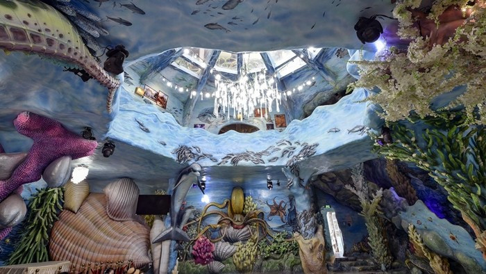 Bên trong, các căn phòng mang chủ đề khác nhau như Cây Tre, Tổ Mối hay Đáy Biển, được thiết kế với hình dáng không theo quy chuẩn, giúp du khách trải nghiệm cảm giác hòa mình vào thiên nhiên. Ảnh: CNN