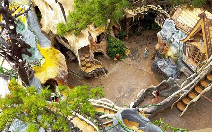 Công trình còn như một mê cung kỳ quái với các cầu thang xoắn ốc, những ngóc ngách cong hẹp dẫn từ nơi này sang nơi khác, với những bức tường không hề bằng phẳng mà lượn sóng nhấp nhô...Ảnh: Crazyhouse