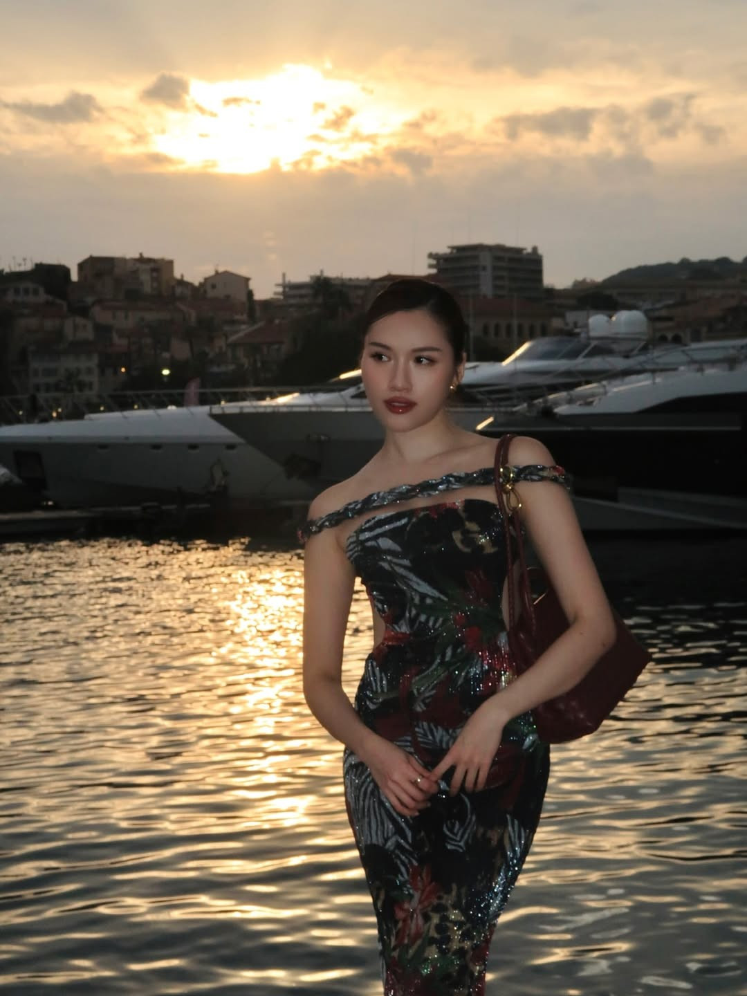 amp;#34;MC chân dàiamp;#34; Thanh Thanh Huyền đốt cháy ánh nhìn trên bờ biển Địa Trung Hải - 2