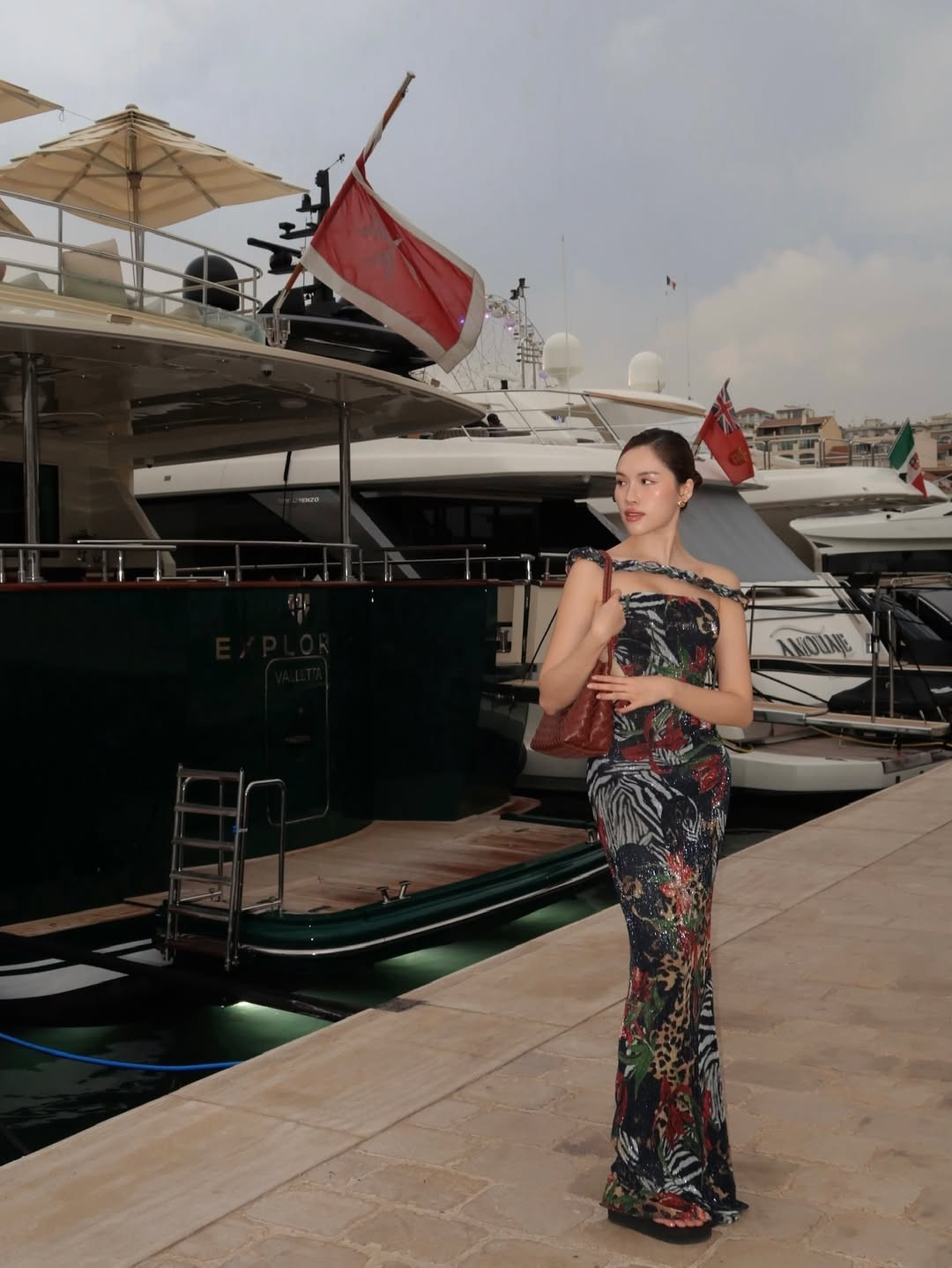 amp;#34;MC chân dàiamp;#34; Thanh Thanh Huyền đốt cháy ánh nhìn trên bờ biển Địa Trung Hải - 3