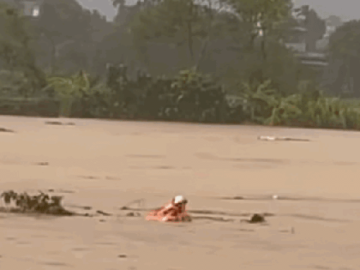 VIDEO: Công an xã liên tiếp cứu các nạn nhân giữa dòng nước lũ