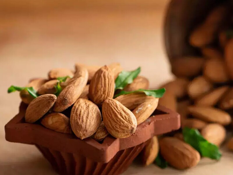 Hạnh nhân là một trong những loại hạt phổ biến nhất, chứa khoảng 21g protein trong 100g. Ngoài hàm lượng protein cao, hạnh nhân còn dồi dào vitamin E, chất chống oxy hóa và chất béo không bão hòa đơn, tốt cho tim mạch. 