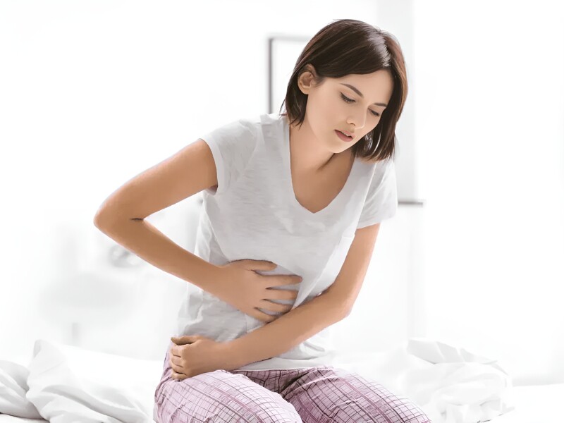 Dấu hiệu sớm nhất của mãn kinh là chu kỳ kinh nguyệt trở nên thất thường. Kinh có thể đến sớm hoặc muộn hơn bình thường, lượng máu thay đổi, lúc nhiều, lúc ít, hoặc kéo dài nhiều ngày rồi đột ngột dừng. 
