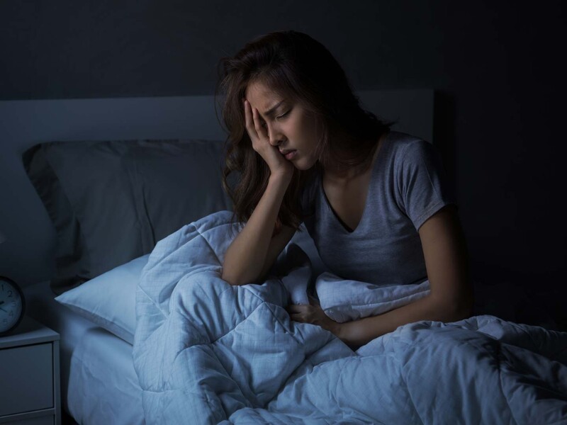 Thiếu ngủ kéo dài khiến quá trình phục hồi và dọn dẹp rác thải thần kinh bị gián đoạn, làm các chất độc tích tụ dần trong não. Đồng thời, việc không có giấc ngủ sâu và đủ còn ảnh hưởng đến khả năng củng cố trí nhớ và sắp xếp thông tin. 
