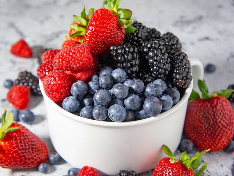 Quả mọng giàu anthocyanin - chất chống oxy hóa mạnh mẽ có khả năng làm chậm quá trình lão hóa tế bào. Nhiều nghiên cứu cho thấy, các chất chống viêm trong quả mọng giúp bảo vệ não bộ, cải thiện trí nhớ và giảm nguy cơ mắc bệnh Alzheimer. 

