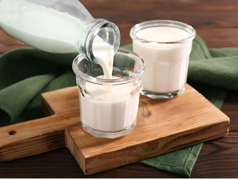 Sữa tốt cho sức khoẻ nhưng uống khi bụng rỗng lại gây phản tác dụng. Sữa chứa nhiều protein và canxi, nhưng để hấp thụ tốt cần có môi trường axit ổn định trong dạ dày. Khi uống sữa lúc đói, axit dịch vị sẽ phá vỡ protein trong sữa, gây đầy hơi, khó tiêu. 
