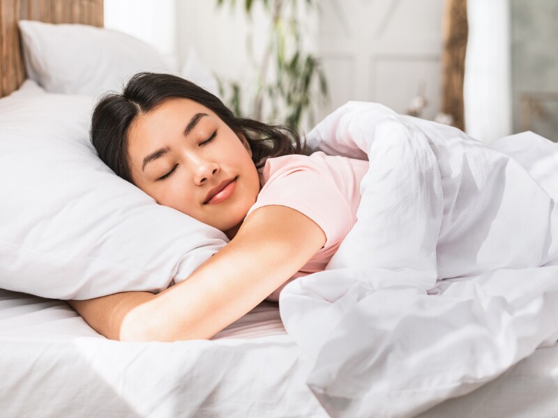 Giấc ngủ chính là “liều thuốc vàng” cho sức khỏe. Một người khỏe mạnh thường ngủ dễ dàng, ngủ sâu và thức dậy tỉnh táo mà không cần đến cà phê. Ngủ từ 7-9 tiếng mỗi đêm giúp cơ thể phục hồi, điều hòa hormone và tăng cường miễn dịch. 
