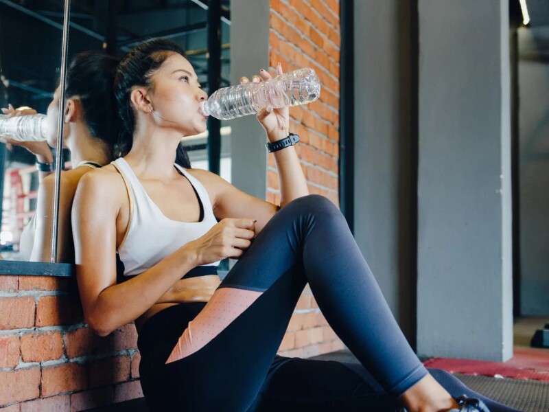 Sau khi tập thể dục, cơ thể mất nước và chất điện giải. Nhiều người nghĩ rằng uống thật nhiều nước ngay sau khi tập sẽ tốt, nhưng điều này có thể dẫn đến tình trạng hạ natri máu. Hạ natri máu có thể gây đau đầu, buồn nôn, choáng váng, thậm chí nguy hiểm đến tính mạng. 
