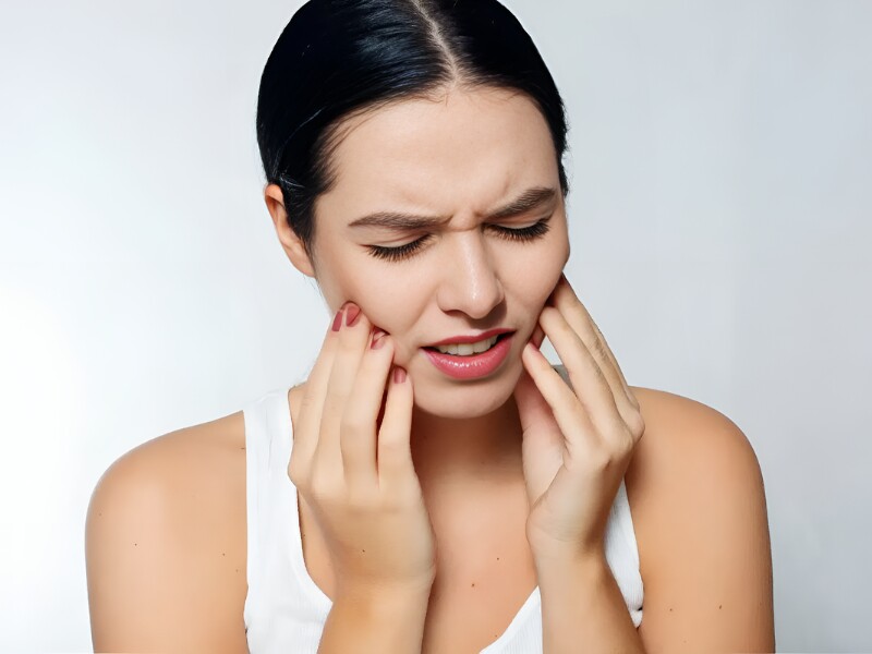 Mụn rộp thường do virus herpes simplex (HSV) gây ra, xuất hiện dưới dạng bóng nước nhỏ li ti quanh môi, mép hoặc bên trong miệng. Ban đầu, người bệnh cảm thấy ngứa râm ran, nóng rát, sau đó mụn nổi lên, dễ vỡ, gây đau nhức và lây lan khi tiếp xúc. 
