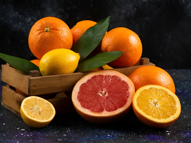 Cam, quýt, bưởi là nguồn vitamin C dồi dào, giúp kích thích sản xuất tế bào bạch cầu - hàng rào bảo vệ cơ thể chống lại vi khuẩn, virus. Vitamin C còn có khả năng chống oxy hóa mạnh mẽ, bảo vệ tế bào khỏi tổn thương và tăng cường khả năng hồi phục khi trẻ bị bệnh. 
