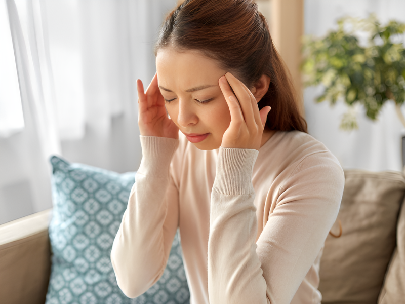 Nhiều người trẻ thường chủ quan với cơn đau đầu và cho rằng do căng thẳng hoặc thiếu ngủ. Tuy nhiên, những cơn đau đầu dữ dội, xuất hiện đột ngột, kéo dài hoặc tái phát nhiều lần có thể là dấu hiệu cảnh báo tai biến. 
