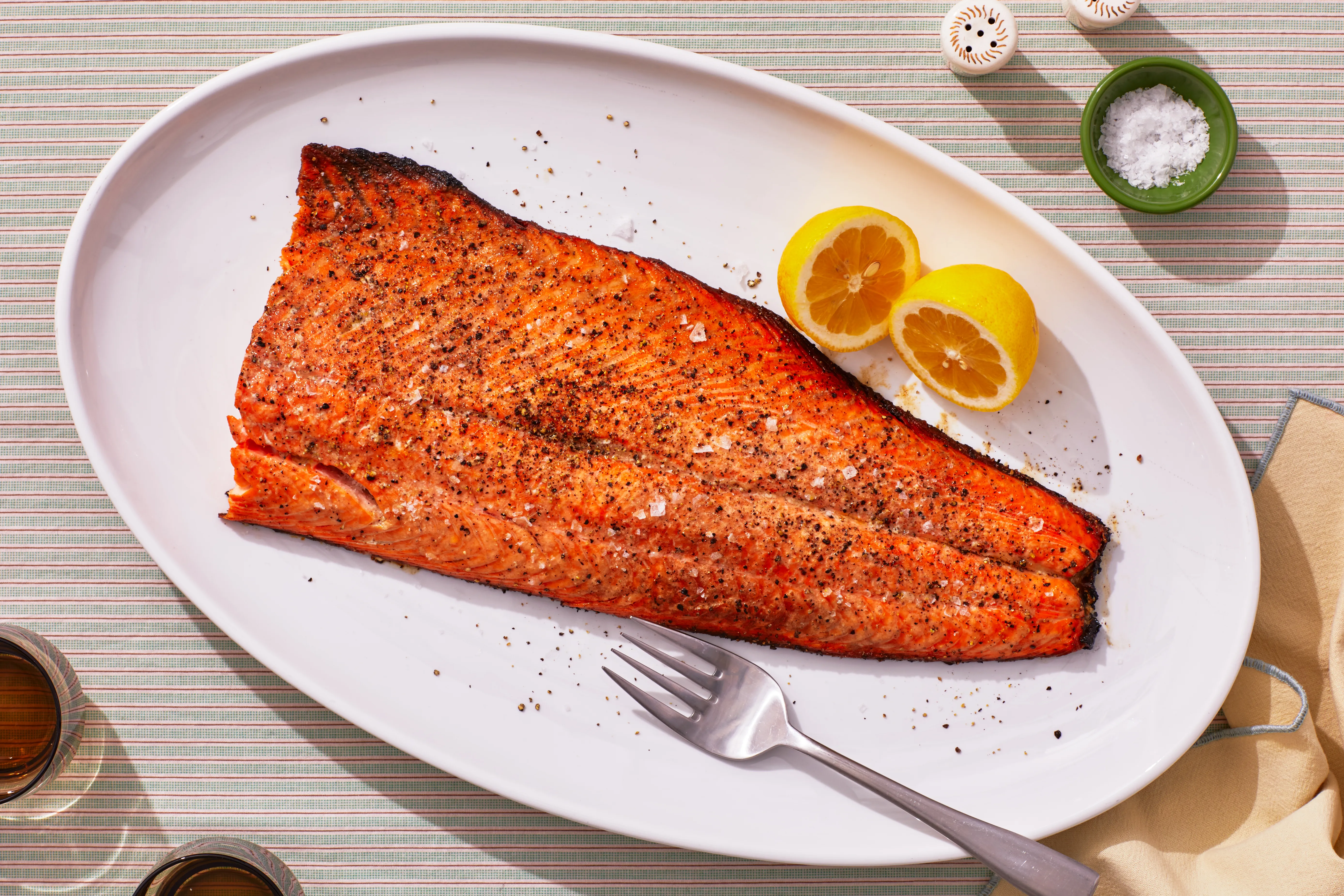 Cá hồi được mệnh danh là “siêu thực phẩm” nhờ giá trị dinh dưỡng vượt trội. (Ảnh minh hoạ).