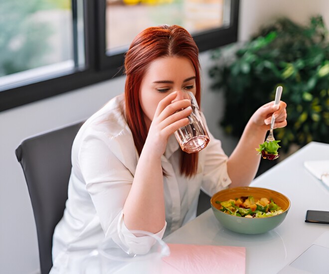 Uống nước trước khi ăn góp phần gây tăng cân và béo phì. (Ảnh minh hoạ).