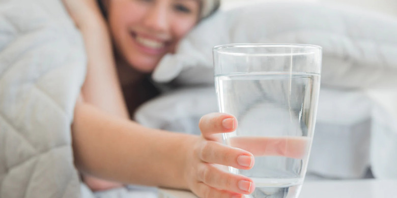 Uống một cốc nước ấm ngay sau khi thức dậy được xem là “liều thuốc” khởi động hệ tuần hoàn. (Ảnh minh hoạ).