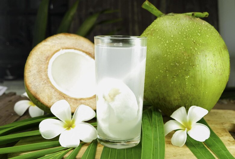 Nước dừa và cơm dừa tươi không chỉ mát gan, lợi tiểu mà còn có tác dụng trừ giun tự nhiên. (Ảnh minh hoạ).