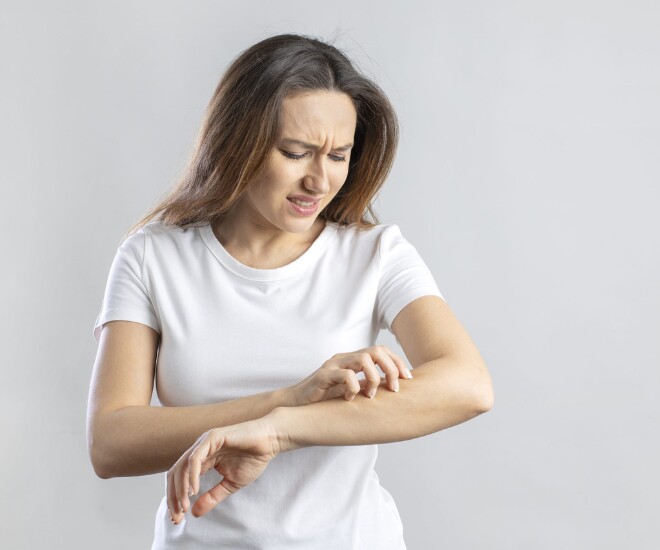Ngứa da, vàng da, vàng mắt nhẹ nhưng dai dẳng có thể là dấu hiệu của bệnh gan. (Ảnh minh hoạ).