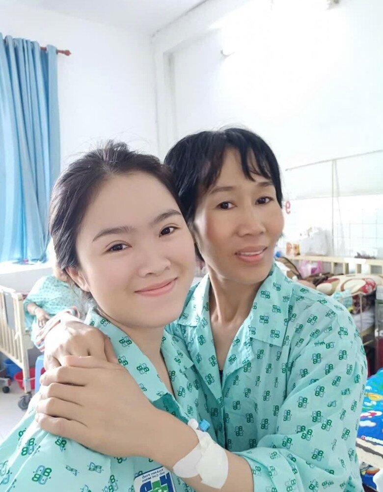 Dù cơ thể có héo mòn vì hoá chất, chị Quỳnh cũng chưa bao giờ có ý định buông tay. (Ảnh: NVCC).