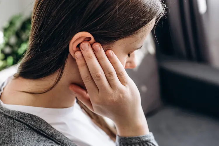 Tai thâm tím, xám đen có thể là gợi ý suy thận mạn tính hoặc các rối loạn chuyển hóa nghiêm trọng. (Ảnh minh hoạ).