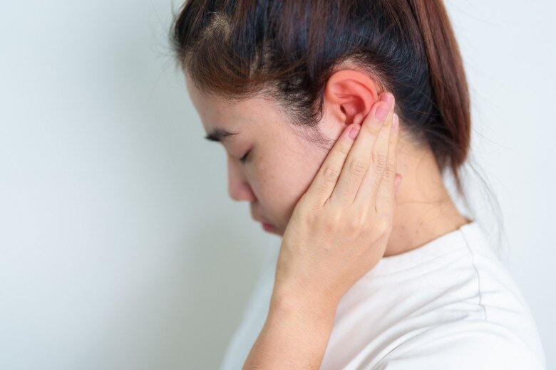 Do thận âm hư, tai thường đỏ ở vành tai hoặc nửa tai trên, kèm theo cảm giác nóng râm ran, đôi khi ngứa hoặc khô da. (Ảnh minh hoạ).