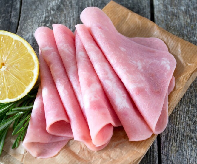Việc tiêu thụ thịt chế biến sẵn như thịt nguội, xúc xích, thịt xông khói mỗi ngày có thể làm tăng nguy cơ mắc bệnh tiểu đường. (Ảnh minh hoạ).