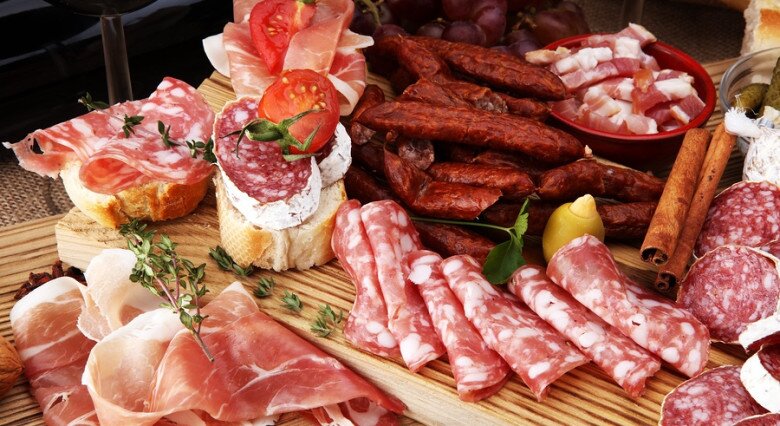 Nghiên cứu đã chỉ ra người ăn nhiều thịt chế biến có nguy cơ mắc bệnh ruột cao hơn người ăn ít đến 18%. (Ảnh minh hoạ).