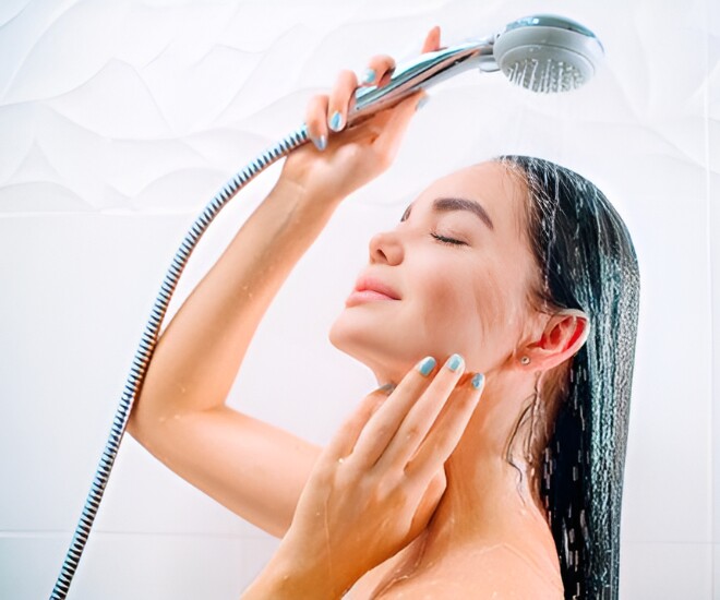 Tắm khi đang đổ mồ hôi khiến tim phải làm việc quá sức để điều hòa nhiệt độ. (Ảnh minh hoạ).
