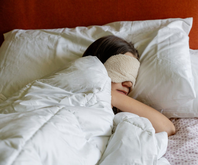 Ngủ nướng không chỉ làm rối loạn đồng hồ sinh học mà còn tác động tiêu cực đến tim mạch. (Ảnh minh hoạ).