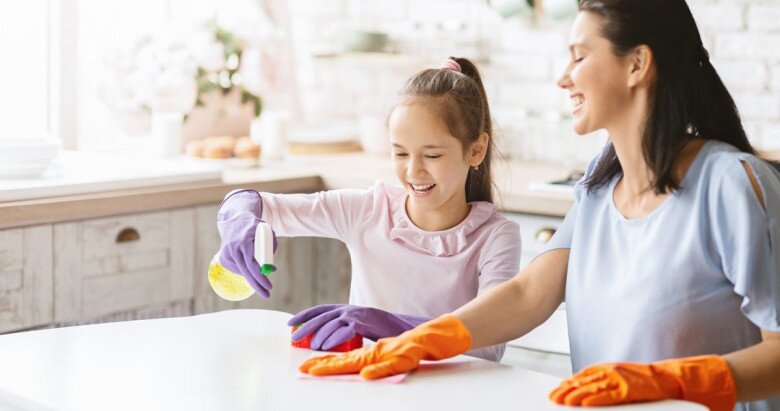 Đảm bảo môi trường sống sạch sẽ, thoáng mát, thường xuyên lau dọn nhà cửa, đồ chơi, dụng cụ ăn uống của trẻ. (Ảnh minh hoạ).