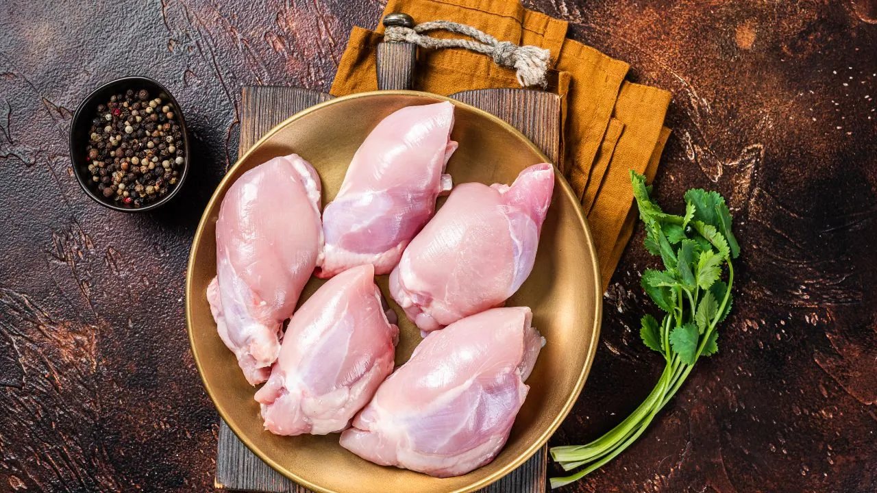 Ăn quá nhiều thịt gà, đặc biệt là loại chế biến sẵn hoặc nuôi công nghiệp, có thể làm giảm tuổi thọ do tác động lâu dài đến sức khỏe. (Ảnh minh hoạ).