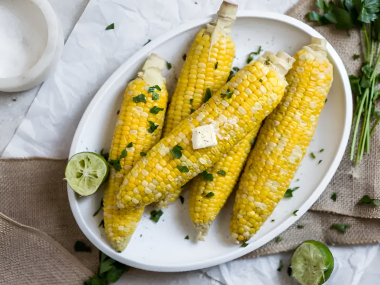 Để an toàn, chỉ nên ăn khoảng 1 bắp/ngày, luộc hoặc hấp chín kỹ. (Ảnh minh hoạ).