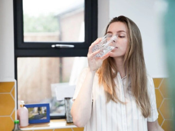 10 sai lầm hay gặp khi uống nước, càng uống càng hại, nhẹ thì mất ngủ nặng thì thận mệt, tim yếu