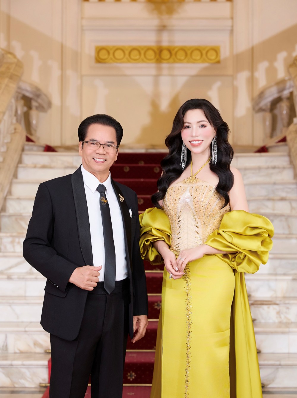 Á hậu Áo dài 2019 Hương Kathy đẹp gợi cảm bên NSND Trần Nhượng. Cả hai vừa có dịp làm việc chung trong một cuộc thi.