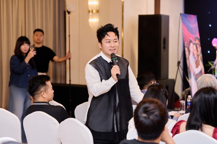 Divo Tùng Dương tới dự buổi họp báo và dành cho đàn em nhiều lời có cánh.