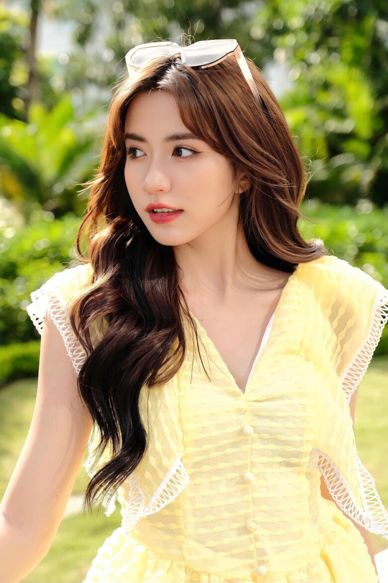 Ngọc Huyền cũng không hề kém cạnh với nét đẹp ngọt ngào, trong trẻo.