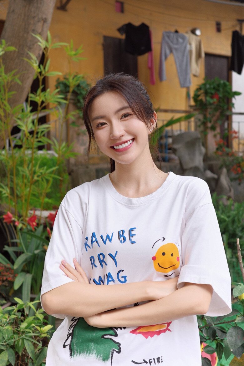 Nhan sắc xinh đẹp bất chấp tạo hình đơn giản là một điểm cộng lớn của cô trong lần tái xuất này.