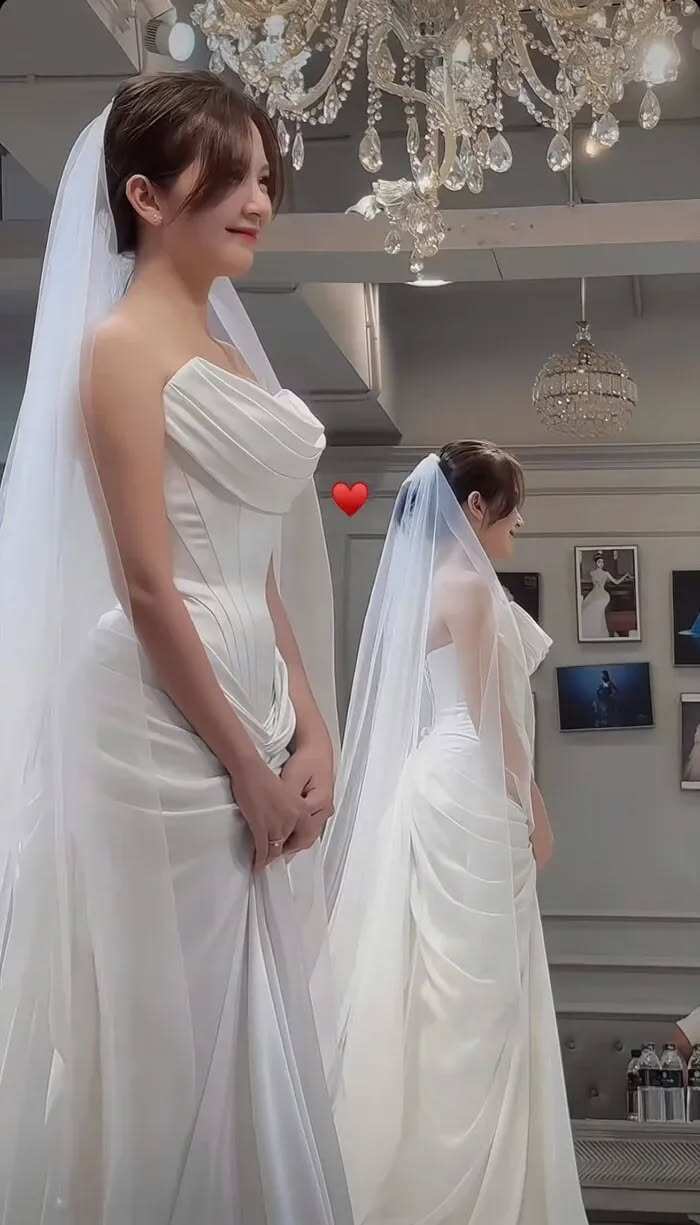 Đình Tú khoe khoảnh khắc cùng Ngọc Huyền đi thử váy cưới.