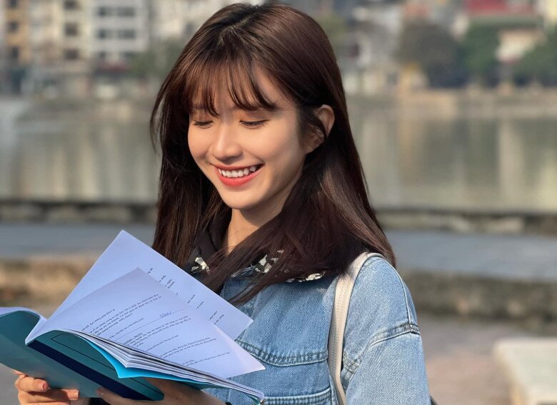 Vân Vân ba chấm ghi dấu ấn trong lòng người xem nhờ nụ cười tươi sáng và năng lượng tích cực.