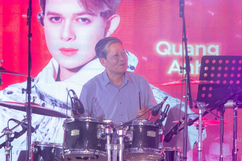 Khoảnh khắc bố Quang Anh - NSƯT Ngọc Quyền - bước lên sân khấu đánh trống bằng đũa góp vui cùng con trai.