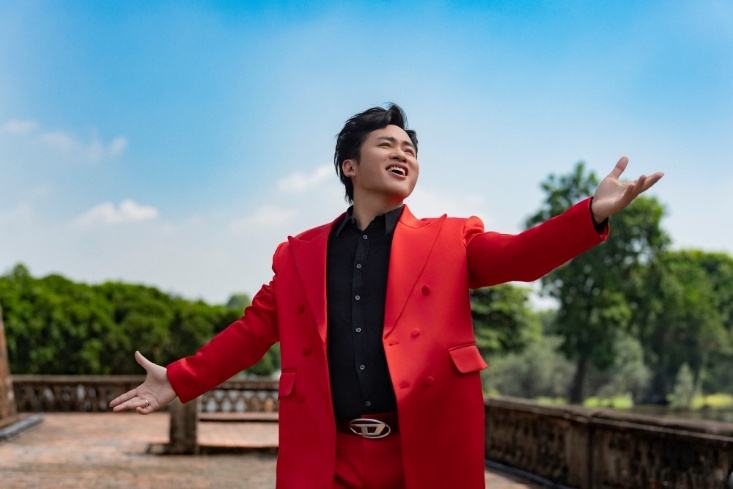 Ca sĩ Tùng Dương vừa chính thức phát hành MV Việt Nam - Tự hào tiếp bước tương lai, lần đầu kết hợp cùng nhạc sĩ Nguyễn Văn Chung.