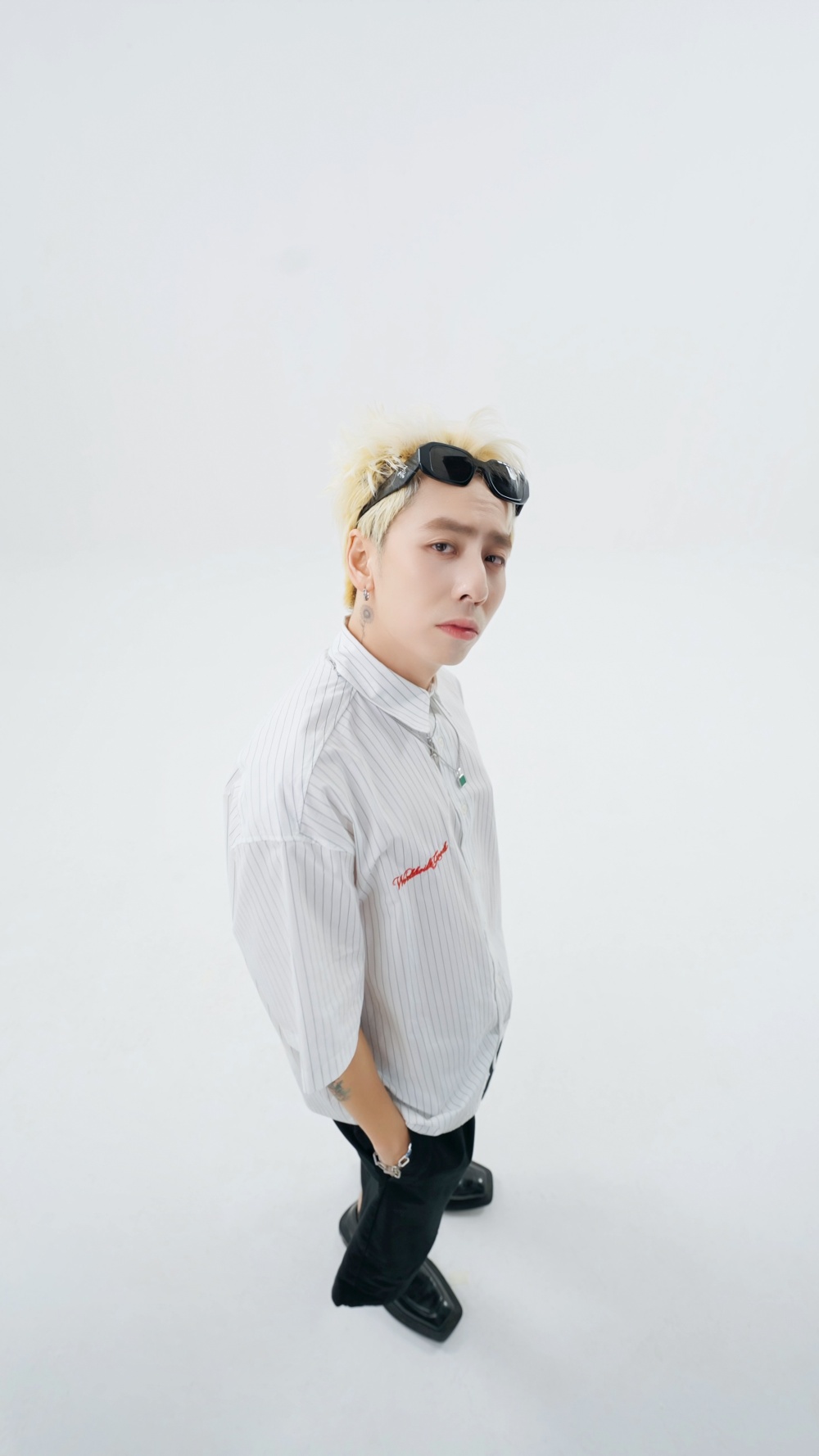 Về phần Osad, anh đã chủ động nhắn tin đề nghị onionn. hợp tác làm album mới cùng mình.