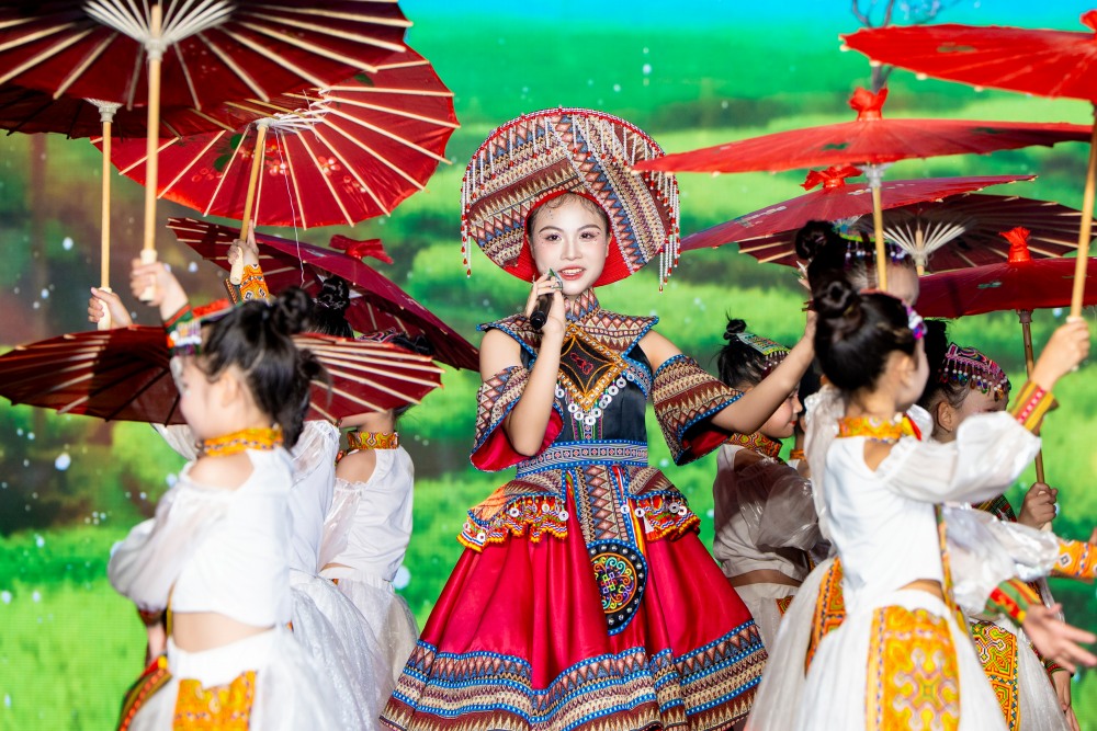Tiết mục Nhà em ở lưng đồi được dàn dung công phu với sự thể hiện của tài năng nhí Gia Hân.
