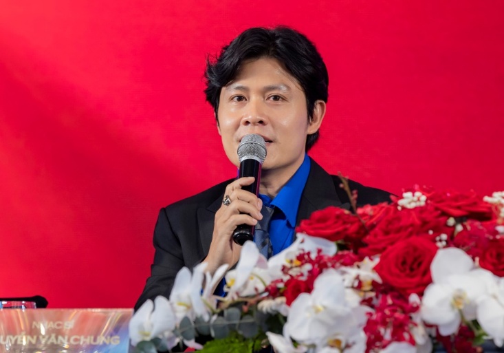 Nhạc sĩ Nguyễn Văn Chung có nhiều chia sẻ về quá trình sáng tác tại buổi ra mắt MV tại Hà Nội.