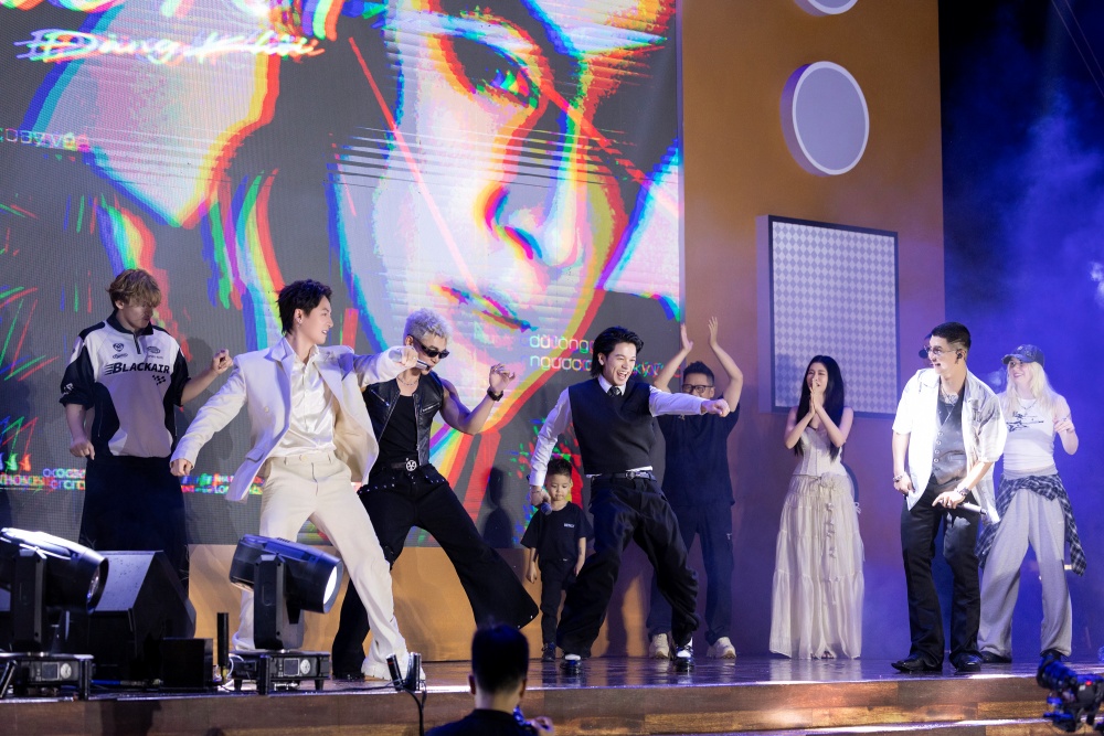 Nhiều tiết mục trình diễn trên sân khấu trong buổi fanmeeting tại Hà Nội được đưa vào album Thanh xuân năm ấy.