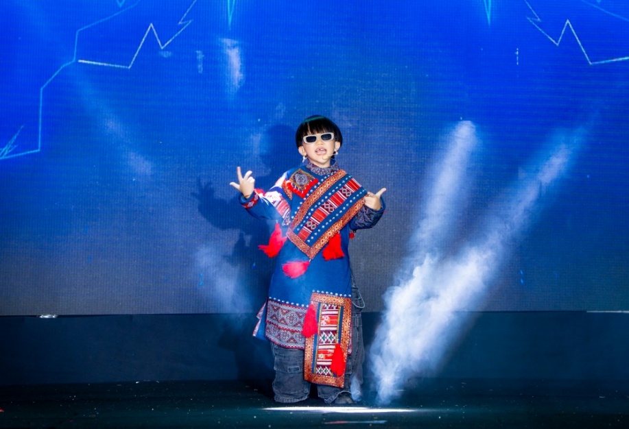 Rapper nhí Xệ Xệ gây bất ngờ với khả năng làm chủ sân khấu ở tuổi lên 7.