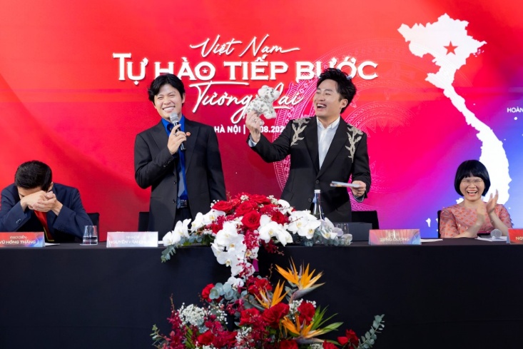 Cả hai có màn tặng quà và giao lưu tấu hài khiến cả khán phòng phải bật cười.