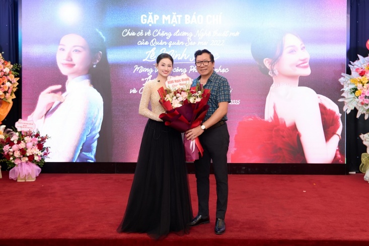 Lê Minh Ngọc bên NSND Ngọc Khang - người thầy trong phim.