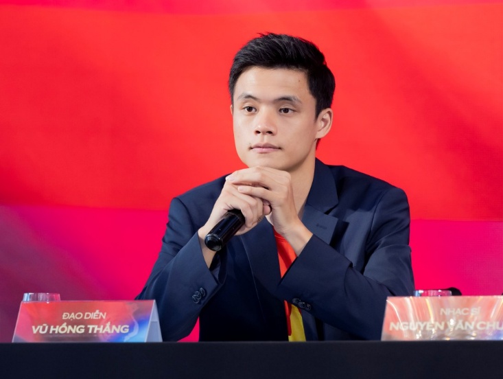 Đạo diễn Vũ Hồng Thắng chia sẻ MV được thực hiện hoàn toàn bằng cảnh quay thực, không sử dụng AI.